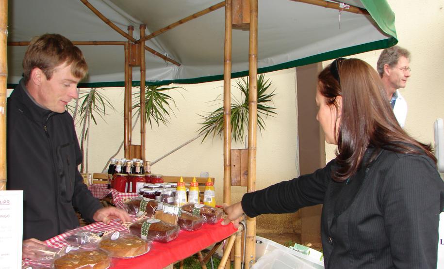 Pães, bolos, biscoitos, cereais, geleias, conservas, vinagres e sucos são os alimentos que compõem a banca de Gabriel Konzen