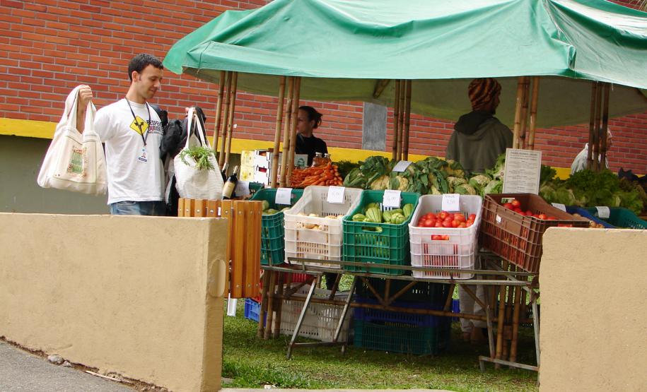 Os empregados aproveitaram e saíram da feira com muitos produtos
