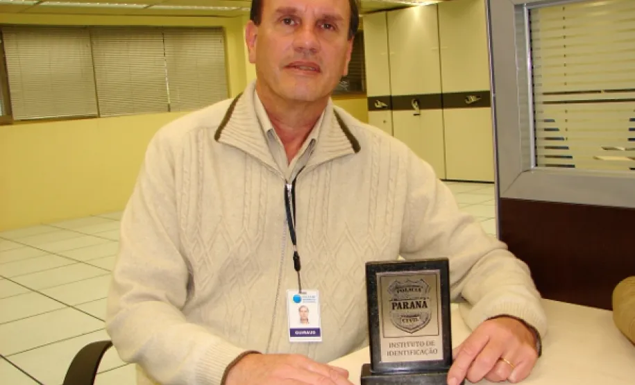 Instituição de Identificação do Paraná homenageia empregado da Celepar Na foto, o analista da Celepar, Ricardo Costa Guiraud (DIDES-A2) e a placa que ganhou do Instituto de Identificação