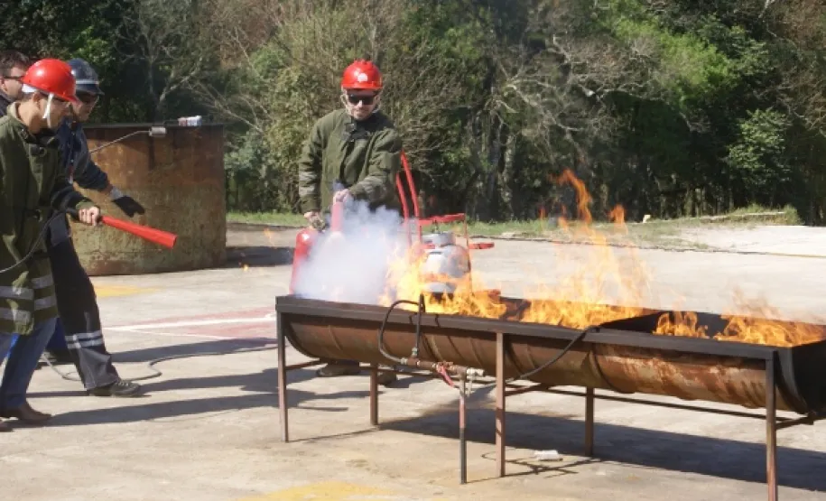 Combate ao fogo encerra treinamento de brigadistas da Celepar
