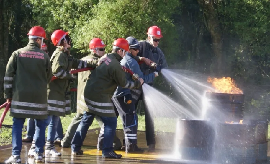 Combate ao fogo encerra treinamento de brigadistas da Celepar