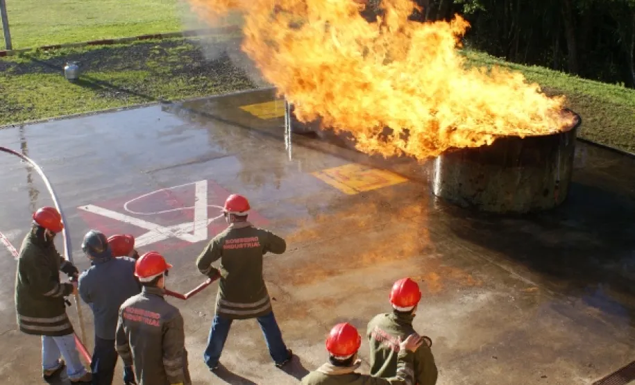 Combate ao fogo encerra treinamento de brigadistas da Celepar