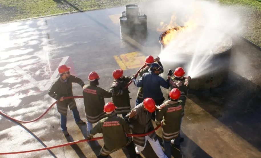 Combate ao fogo encerra treinamento de brigadistas da Celepar