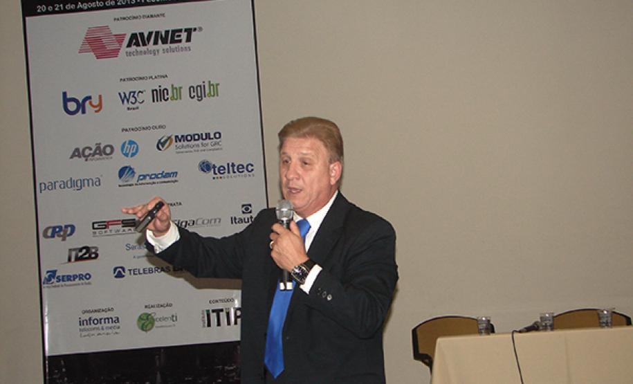 Celepar apresenta soluções de TI para modernização da gestão pública no CONIP 2013 O presidente Jacson Carvalho Leite apresenta soluções de TI do governo Beto Richa