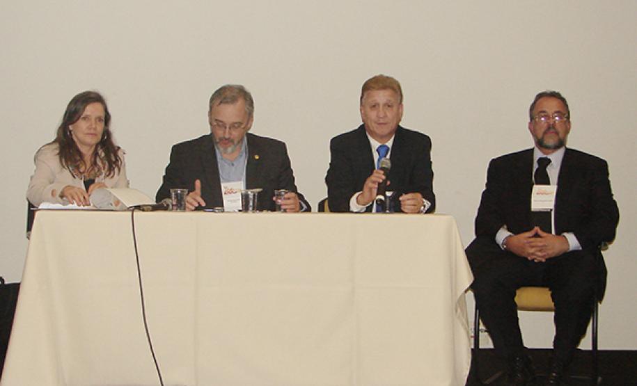 Celepar apresenta soluções de TI para modernização da gestão pública no CONIP 2013 Beatriz Lanza, analista da Celepar; Rodrigo Assumpção, presidente da Dataprev; Jacson Carvalho Leite, presidente da Celepar e Antonio Sérgio Cargiano, assessor da presidência do Instituto de Tecnologia da Informação (ITI)