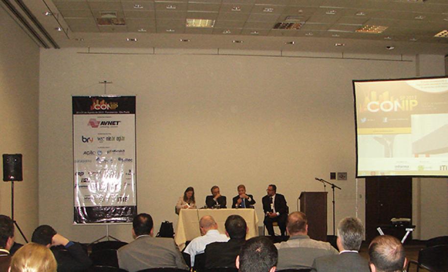 Celepar apresenta soluções de TI para modernização da gestão pública no CONIP 2013 Após a apresentação, Jacson Leite parlticipou de debate com a plateia