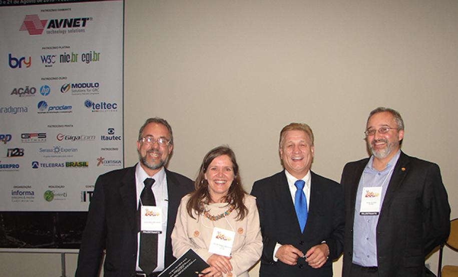 Celepar apresenta soluções de TI para modernização da gestão pública no CONIP 2013 Antonio Sérgio Cangiano, Beatriz Lanza, Jacson Carvalho Leite e Rodrigo Assumpção