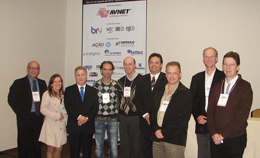 Celepar apresenta soluções de TI para modernização da gestão pública no CONIP 2013 Equipe da Celepar no Conip 2013: Luiz Carlos Fracaro, Beatriz Lanza, Jacson Carvalho Leite, Marcos Vinicius Brasileiro Lanza, Altamir Brun, Henrique Salatino Miorelli, Luiz Fernando Ballin Ortolani, Fernando José Fendrich e Luiz Carlos de Almeida Oliveira