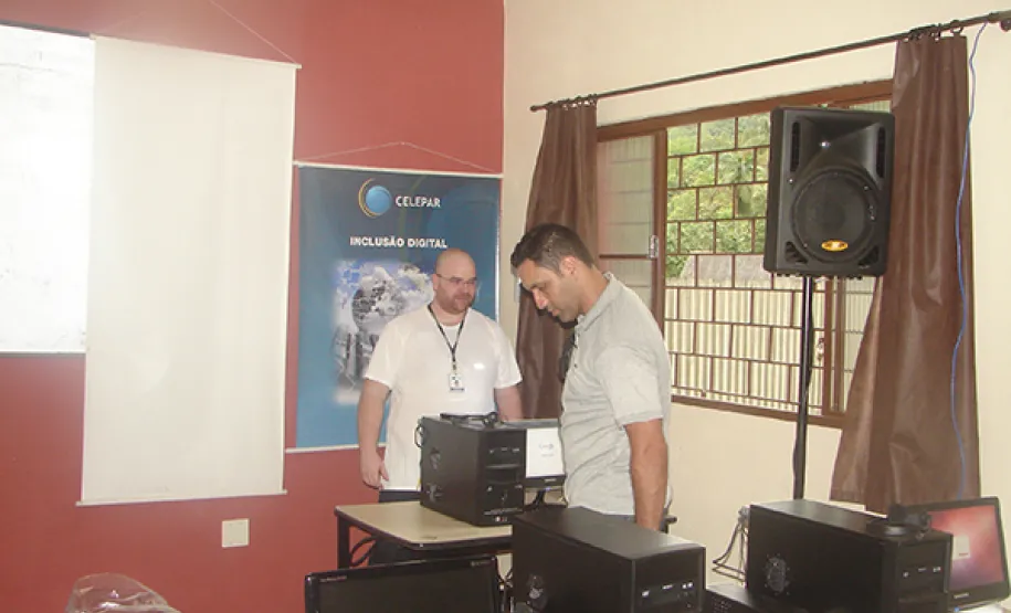 Celepar realiza mutirão para ensinar idosos navegarem pela internet e redes sociais
