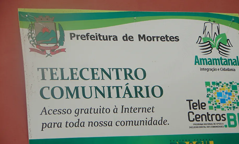 Celepar realiza mutirão para ensinar idosos navegarem pela internet e redes sociais