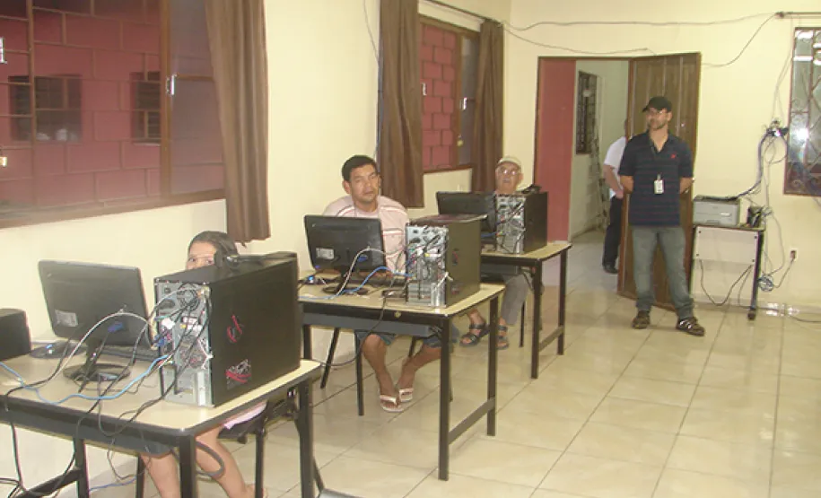 Celepar realiza mutirão para ensinar idosos navegarem pela internet e redes sociais