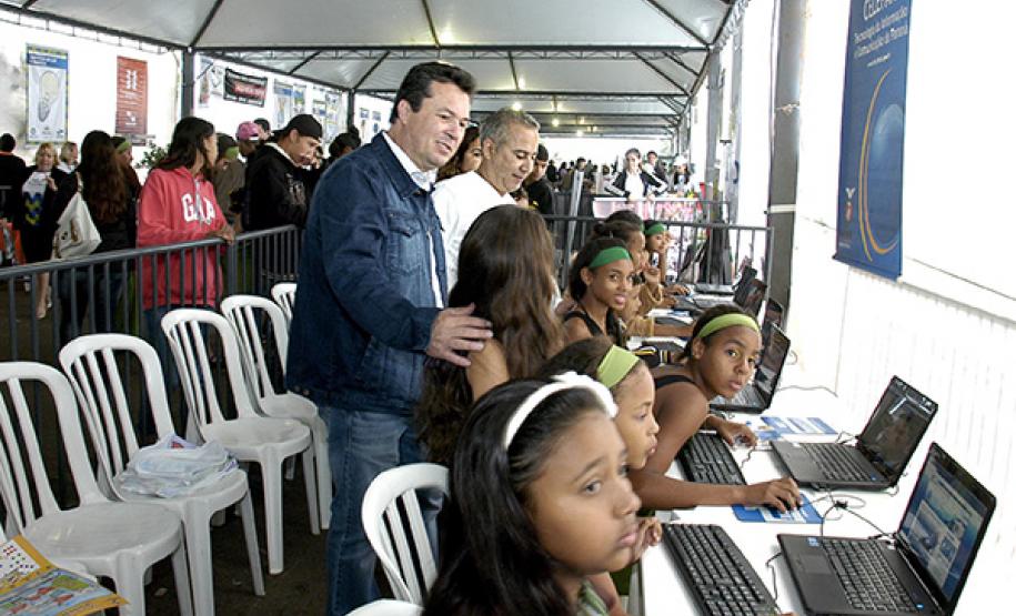 Paraná em Ação registra mais de 24 mil atendimentos em Goioerê Na estande da Celepar as pessoas tiveram acesso gratuito à internet e às redes sociais