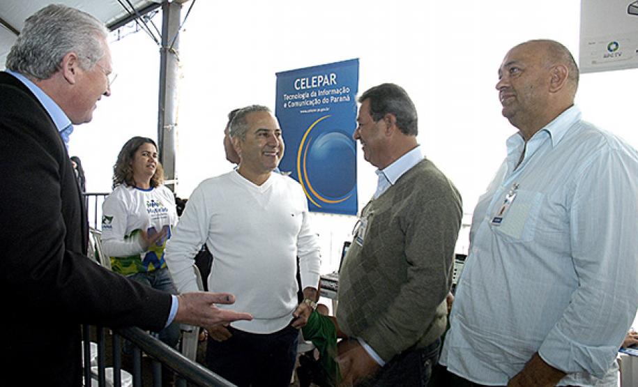 Paraná em Ação registra mais de 24 mil atendimentos em Goioerê A Celepar, mais uma vez, respondeu por toda a infraestrutura lógica e elétrica do evento, além de prestar o atendimento técnico durante os dois dias do Mutirão da Cidadania. Dentro do programa de inclusão digital, a companhia colocou à disposição da comunidade 10 computadores para o acesso à internet e às redes sociais