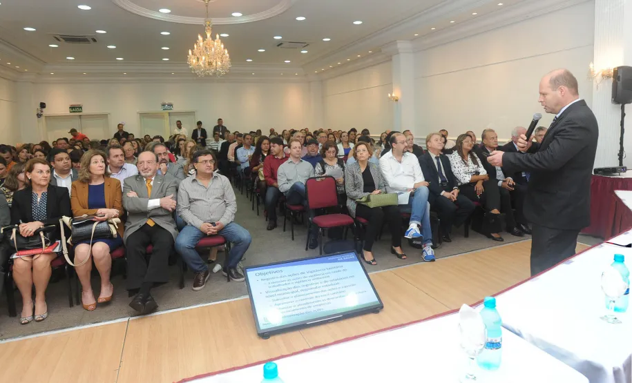 Lançamento do Sistema Estadual de Informação em Vigilância Sanitária do Paraná-SIEVISA. Paulo Santana,Chefe do CEVS/SESACuritiba,10/11/2015