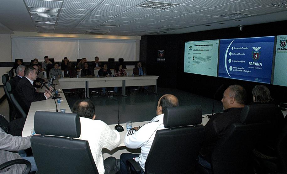 Apresentação do trabalho integrado do governo do estado entre as secretárias, prefeituras e empresas afins. Sala de referência estratégica trabalho de integração de TI da CELEPAR.