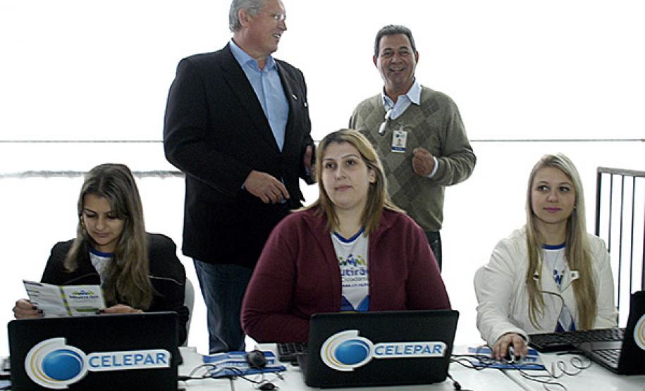 Paraná em Ação registra mais de 24 mil atendimentos em Goioerê A Celepar, mais uma vez, respondeu por toda a infraestrutura lógica e elétrica do evento, além de prestar o atendimento técnico durante os dois dias do Mutirão da Cidadania. Dentro do programa de inclusão digital, a companhia colocou à disposição da comunidade 10 computadores para o acesso à internet e às redes sociais