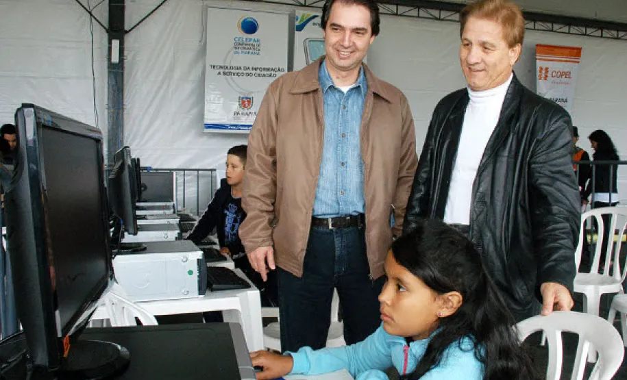 Parceria entre Governo e Município traz o Paraná em Ação para o Bairro Novo em Curitiba Abertura do Paraná em Ação quinta edição de 2011 em Curitiba. Secretário de Relações com a Comunidade Wilson Quinteiro e o presidente Jacson Carvalho Leite no estande da Celepar