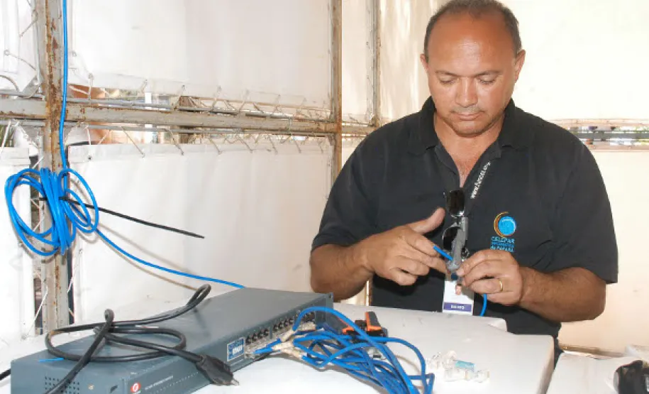 Governador Beto Richa visita estande da Celepar no Paraná em Ação em Maringá O técnico da Celepar, Silvio Gil de Luna prepara os cabos de rede para instalar os computadores do Paraná em Ação