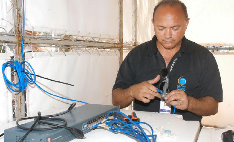 O técnico da Celepar, Silvio Gil de Luna prepara os cabos de rede para instalar os computadores do Paraná em Ação