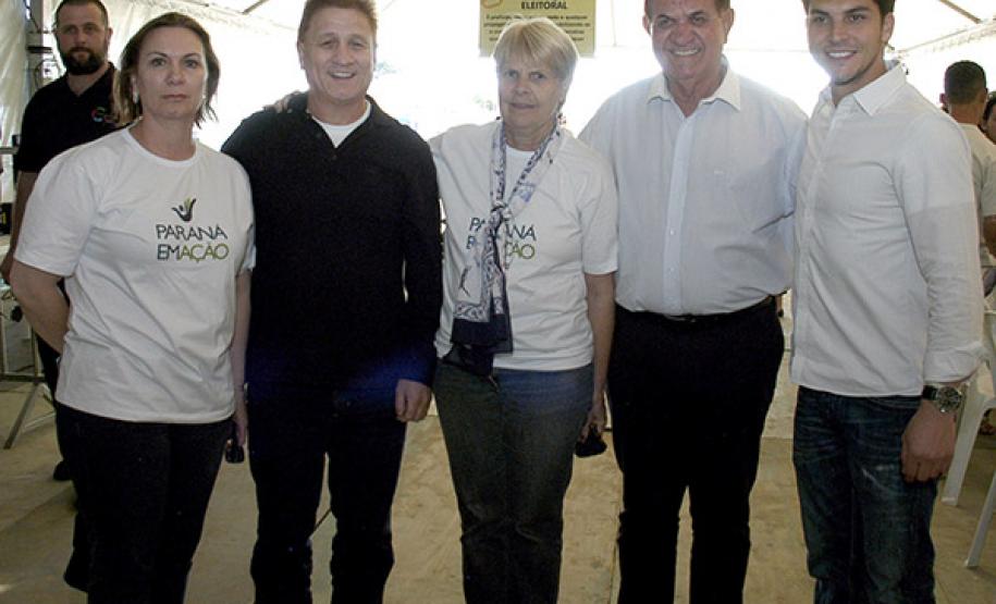 Celepar presente no Paraná em Ação do Bairro Novo Clecy Amadori (SEAE), Jacson Carvalho Leite, Elci Dulce Sfredo (Regional Bairro Novo), Rene Pereira da Costa, secretário de Relações com a Comunidade e Marcello Richa, secretário Municipal de Esporte e Juventude