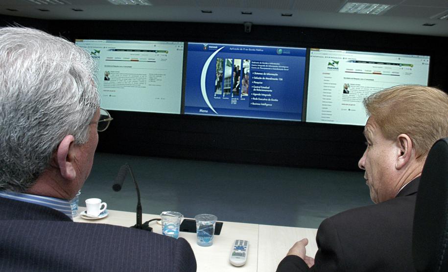 Apresentação do trabalho integrado do governo do estado entre as secretárias, prefeituras e empresas afins. Sala de referência estratégica trabalho de integração de TI da CELEPAR