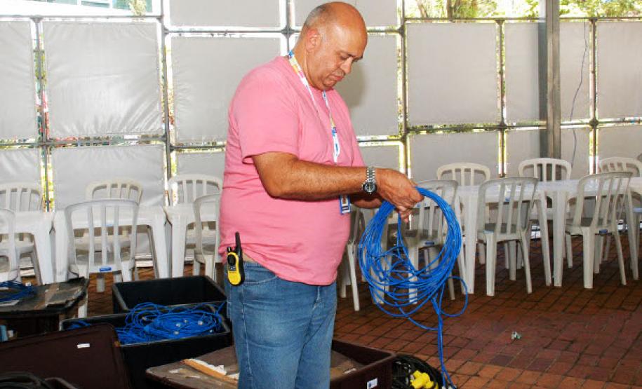 O técnico da Celepar, Alzemar Venâncio prepara os cabos de rede para ligar os computadores do Paraná em Ação