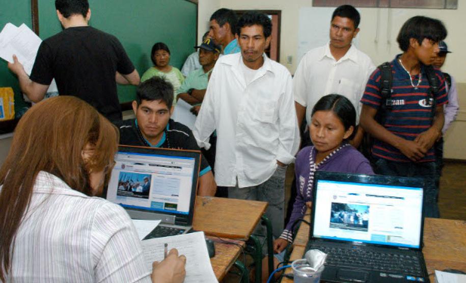 O supervisor do Núcleo Regional de Maringá, Rodolfo Zanardi Loiola e o diretor de operações da Celepar, Luiz Fernando Ballin Ortolani no estande da empresa
