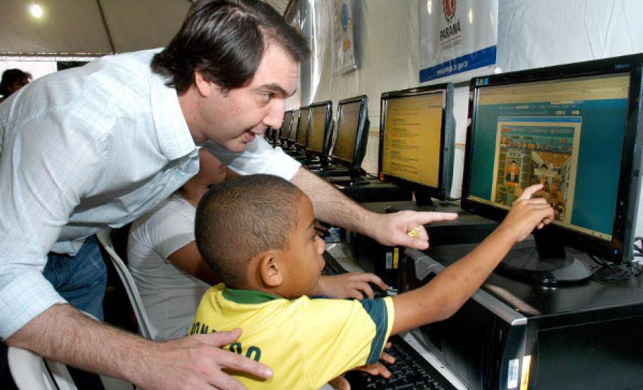 Secretário Wilson Quinteiro acompanha o trabalho de inclusão digital que vem sendo realizado pela Celepar, em Sarandi