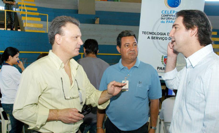 O diretor de operações Luiz Fernando Ballin Ortolani e o assessor Valderi Pereira da Silva conversam com o secretário de Relações com a Comunidade, Wilson Quinteiro sobre a participação da Celepar nesta edição do Paraná em Ação
