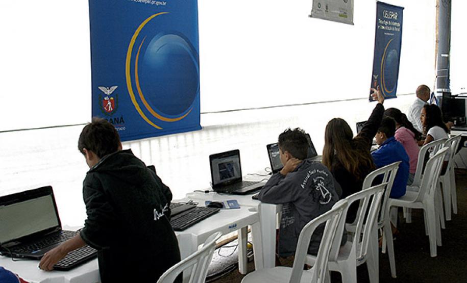 Paraná em Ação registra mais de 24 mil atendimentos em Goioerê Na estande da Celepar as pessoas tiveram acesso gratuito à internet e às redes sociais