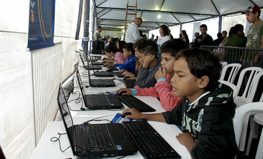 Paraná em Ação registra mais de 24 mil atendimentos em Goioerê Na estande da Celepar as pessoas tiveram acesso gratuito à internet e às redes sociais