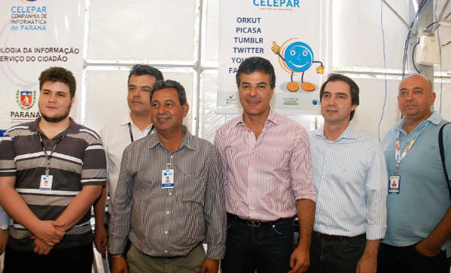 Governador Beto Richa visita estande da Celepar no Paraná em Ação em Maringá O governador Beto Richa, ao lado do secretário de Relaçãoes com a Comunidade, Wilson Quinteiro, visita o estande da Celepar