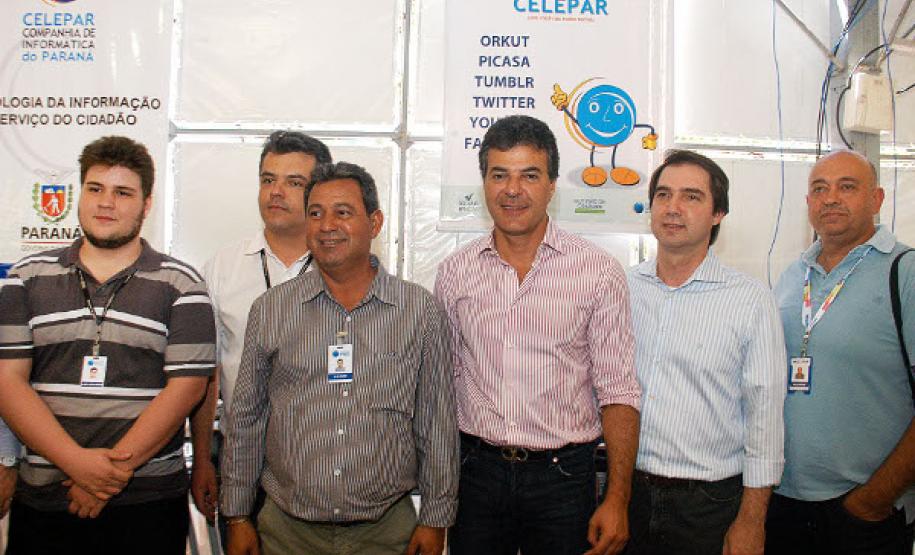 O governador Beto Richa, ao lado do secretário de Relaçãoes com a Comunidade, Wilson Quinteiro, visita o estande da Celepar