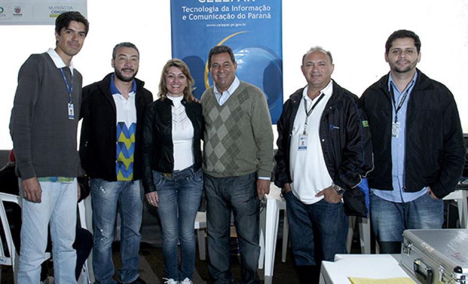 Paraná em Ação registra mais de 24 mil atendimentos em Goioerê A Celepar, mais uma vez, respondeu por toda a infraestrutura lógica e elétrica do evento, além de prestar o atendimento técnico durante os dois dias do Mutirão da Cidadania. Dentro do programa de inclusão digital, a companhia colocou à disposição da comunidade 10 computadores para o acesso à internet e às redes sociais