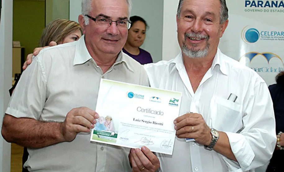 Primeira turma de Inclusão Digital da Pessoa Idosa de Curitiba recebe diploma O coordenador do projeto de Inclusão Digital da Pessoa Idosa, Antônio Carlos Schimaleski (dir.) entrega certificado a um dos participantes da turma da SERC