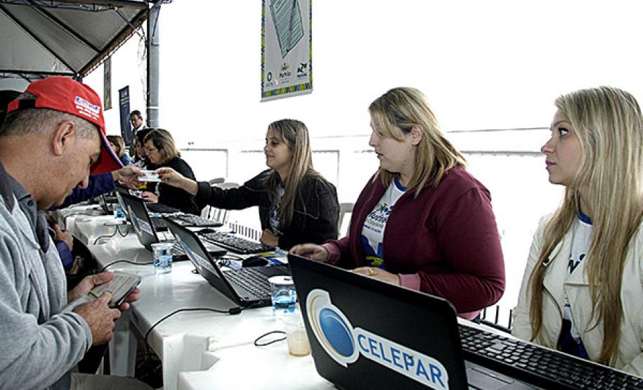 Paraná em Ação registra mais de 24 mil atendimentos em Goioerê A Celepar, mais uma vez, respondeu por toda a infraestrutura lógica e elétrica do evento, além de prestar o atendimento técnico durante os dois dias do Mutirão da Cidadania. Dentro do programa de inclusão digital, a companhia colocou à disposição da comunidade 10 computadores para o acesso à internet e às redes sociais
