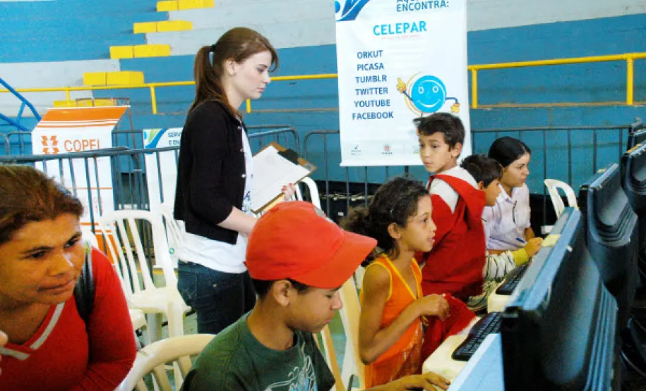 Paraná em Ação faz mais de 38 mil atendimentos Durante os três dias do evento, o estande da Celepar foi um dos mais concorridos. A população navegou pelas redes sociais