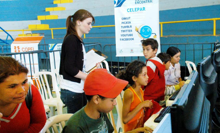 Durante os três dias do evento, o estande da Celepar foi um dos mais concorridos. A população navegou pelas redes sociais