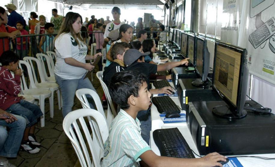 Estande da Celepar no Paraná em Ação em Tibagi. Inclusão digital