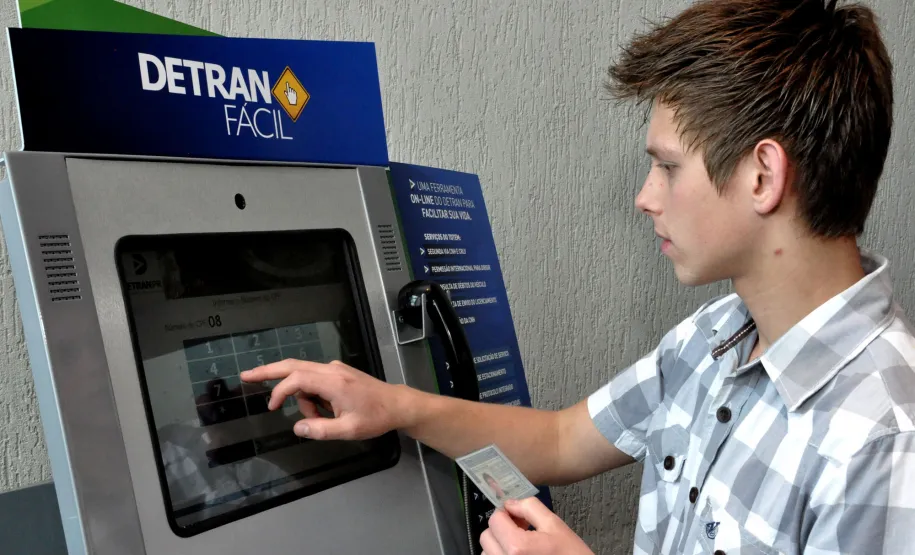 Detran Fácil supera a marca de seis milhões de acessos A plataforma do Departamento de Trânsito do Paraná, Detran Fácil, desenvolvida em conjunto com a Celepar, alcançou em 2016 a marca de 6.259.853 de serviços realizados pela internet, TV Digital e terminais de autoatendimento. O programa integra os serviços com maior demanda na autarquia na área de habilitação e veículo, como o agendamento de exames e 2ª Via Licenciamento (CRLV).Foto: Arquivo Detran PR