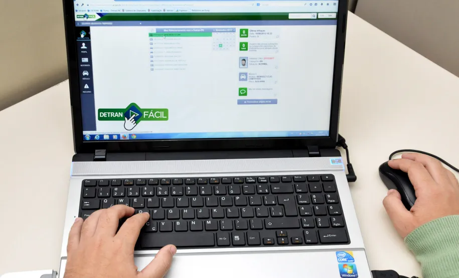 Detran Fácil chega à marca de 3 milhões de serviços online O sistema Detran Fácil, plataforma de serviços online do Departamento de Trânsito do Paraná, alcançou ao final de outubro a marca de 3 milhões de serviços realizados pela internet, TV Digital e terminais de autoatendimento.Foto: DetranPR