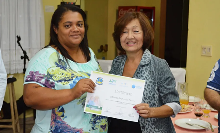 Prefeitura de Assaí e Celepar entregam certificados aos idosos