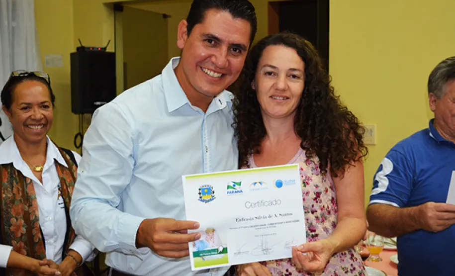 Prefeitura de Assaí e Celepar entregam certificados aos idosos