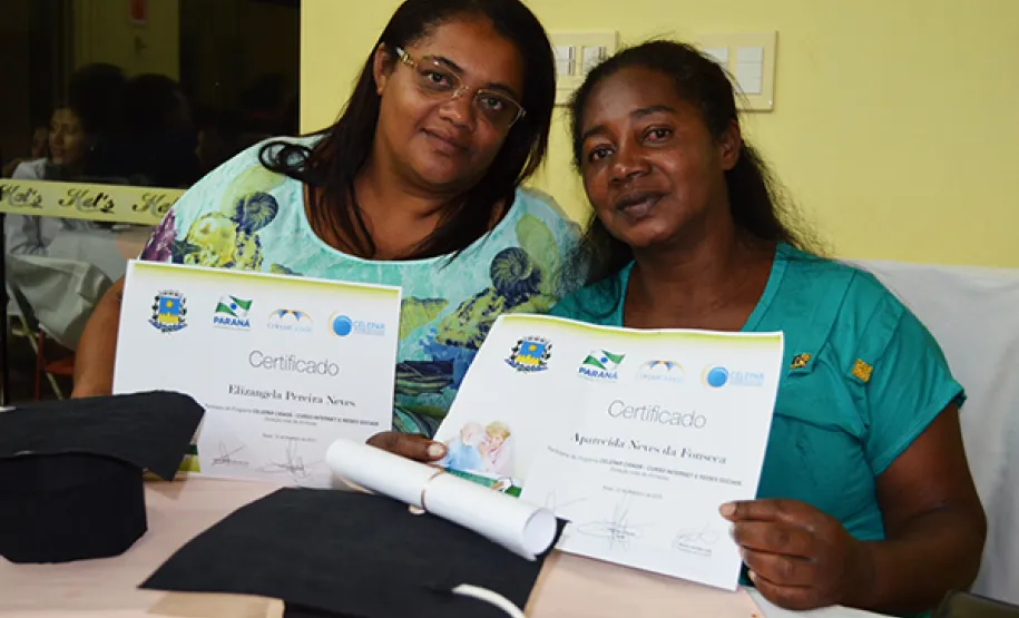 Prefeitura de Assaí e Celepar entregam certificados aos idosos