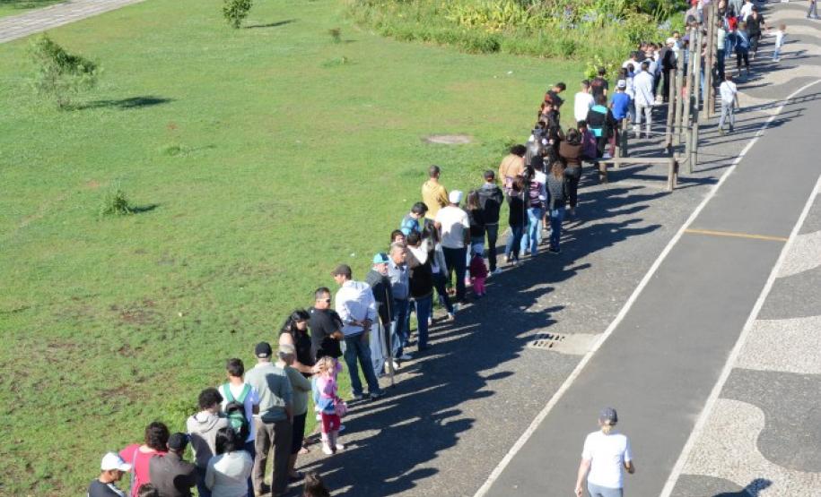 Mutirão da Cidadania Paraná em Ação faz 60 mil atendimentos em Ponta Grossa. 16-11-2014.