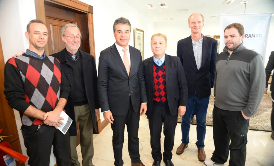 Governador Beto Richa lança aplicativo de celular e novo serviço do Detran especial para empresas Ronaldo do Nascimento, Marcos Traad, Beto Richa, Jacson Leite, Fernando Fendrich e Fábio Kolling