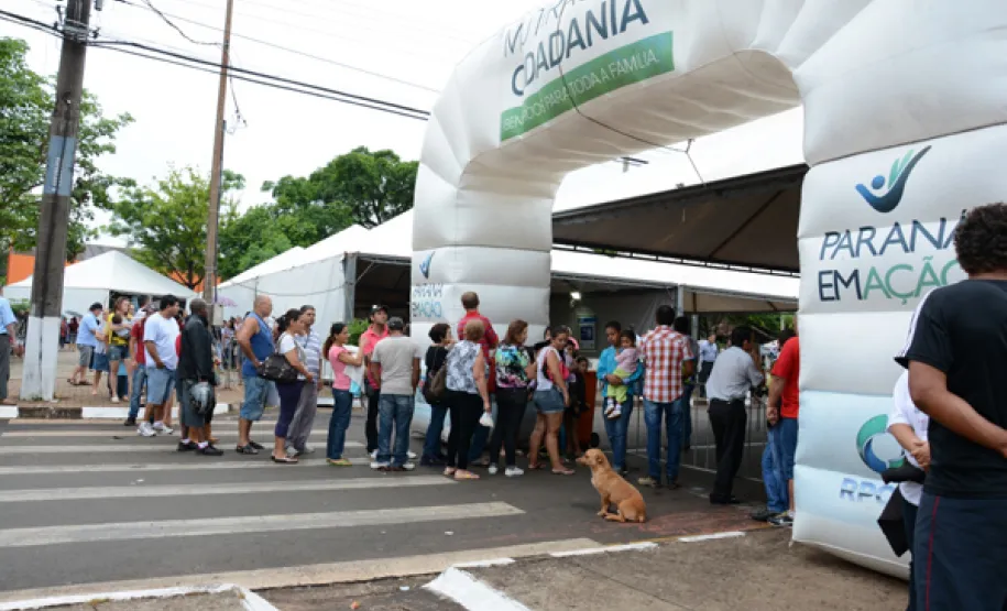 Mutirão da Cidadania o Paraná em Ação atende população de Foz do Iguaçu neste sábado e domingo. Feira de serviços gratuitos está instalada até este sábado e domingo (22e 23), na Praça da Bíblia em Foz. 22-11-2014 Foto: Levy Ferreira SERC