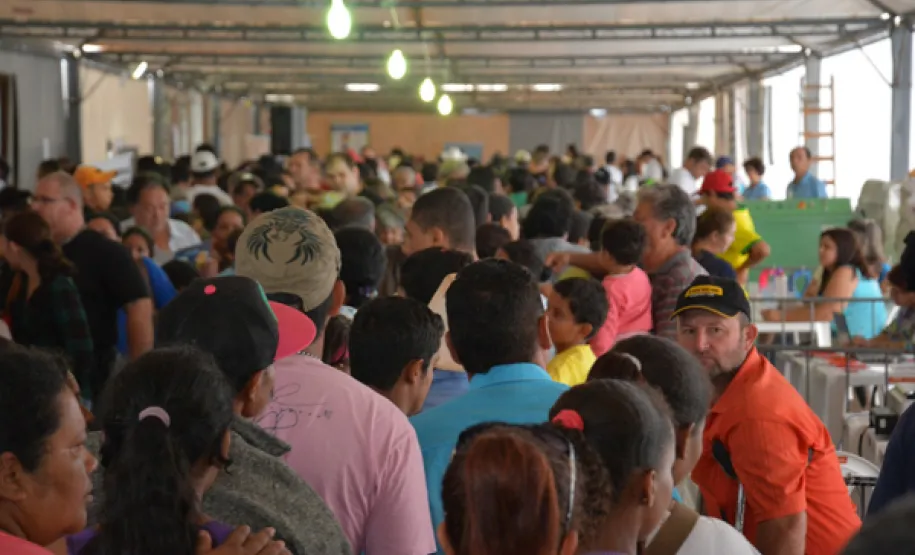 Mutirão da Cidadania o Paraná em Ação atende população de Foz do Iguaçu neste sábado e domingo. Mutirão da Cidadania o Paraná em Ação atende população de Foz do Iguaçu neste sábado e domingo.Feira de serviços gratuitos está instalada neste sábado e domingo (22 e 23), na Praça da Bíblia, no Jardim São Paulo, em Foz. 22-11-2014 Foto:Levy Ferreira SERC