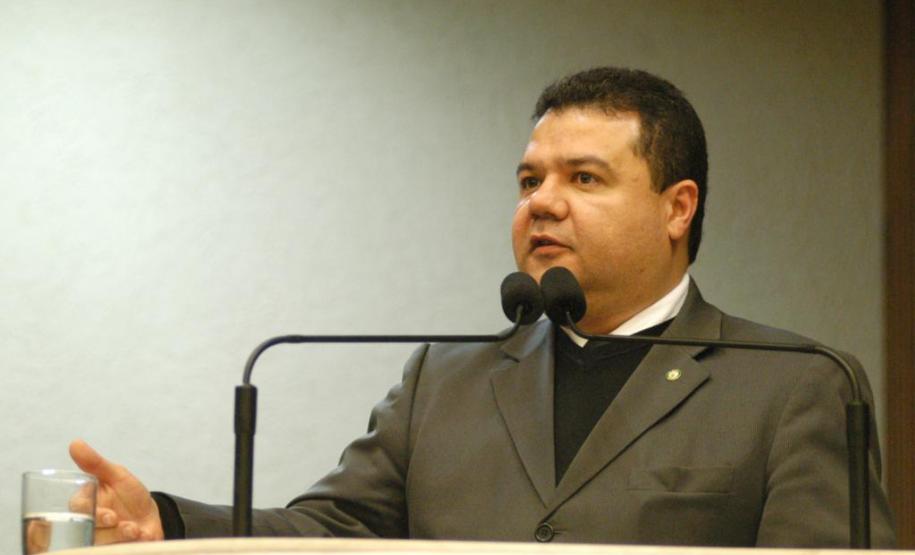 O deputado pastor Edson Praczyk elogia a iniciativa da Celepar em promover curso para deficientes visuais, durante discurso na tribuna da Assembleia Legislativa do Paraná