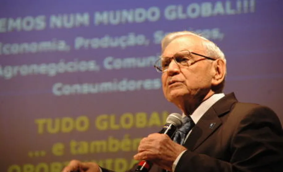 Empreendedorismo e inovação O ex-ministro Osires Silva fala sobre a importância do trabalho em equipe durante o fórum realizado na UFPR